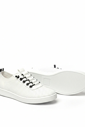 Baskets blanches à enfiler...