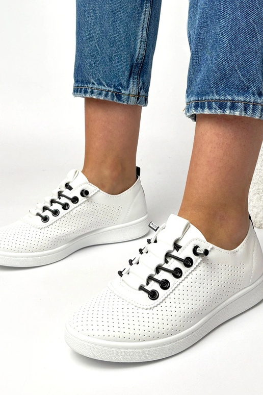 Baskets blanches à enfiler perforées...