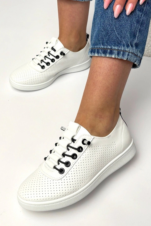 Baskets blanches à enfiler perforées...