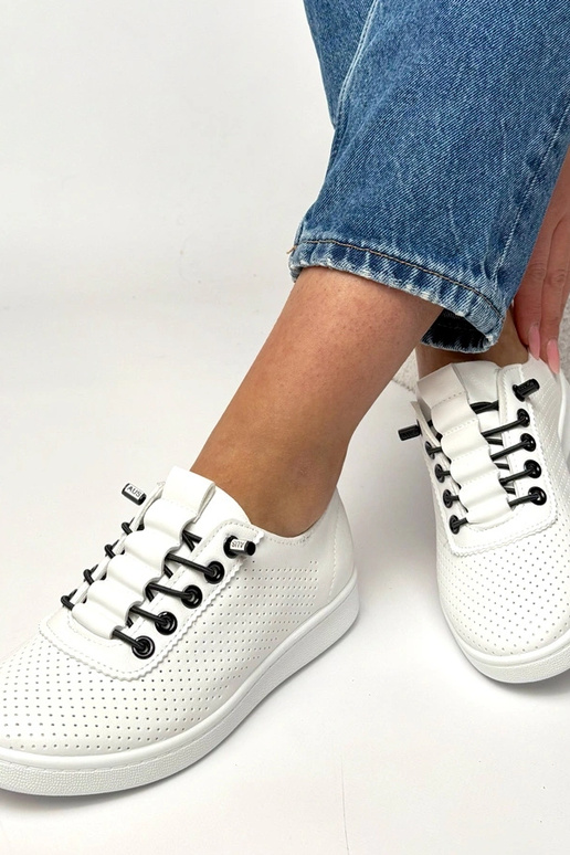 Baskets blanches à enfiler perforées...