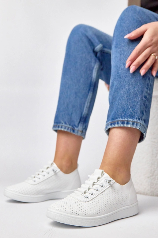 Baskets blanches à enfiler perforées...