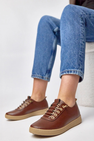 Baskets brunes à enfiler...