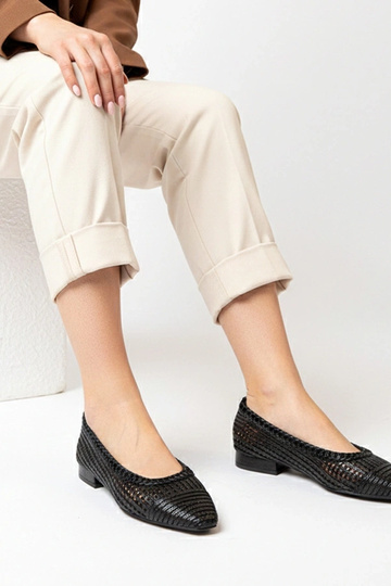 Ballerines noires ajourées à petit talon Simone