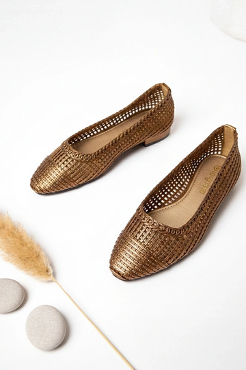 Ballerines brunes ajourées...