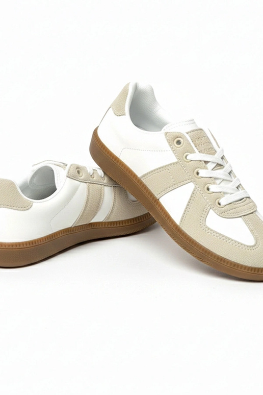Baskets blanches et couleur sable à...
