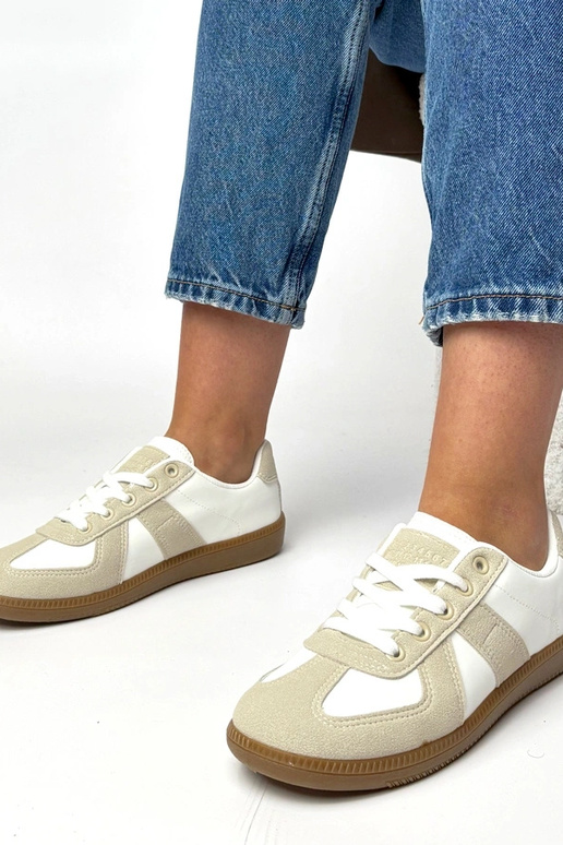 Baskets blanches et couleur sable à...