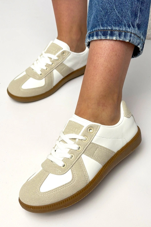 Baskets blanches et couleur sable à...