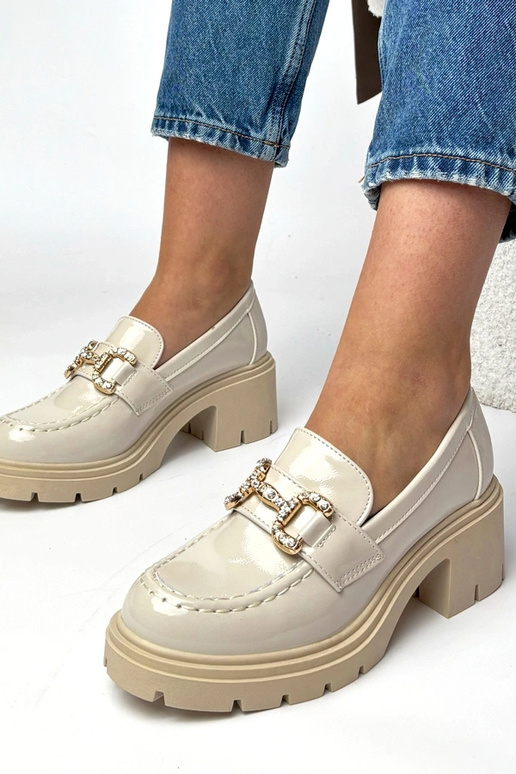 Mocassins beiges laqués avec talon et...