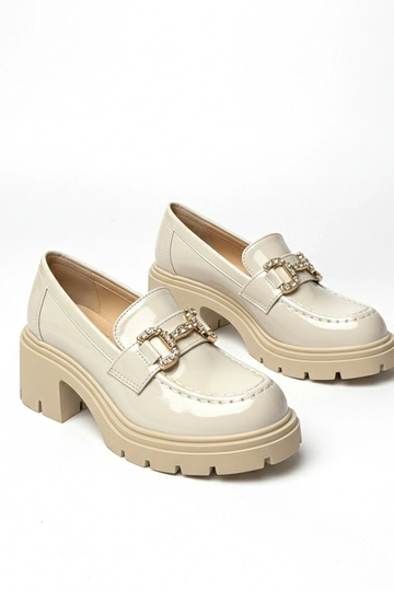 Mocassins beiges laqués avec talon et zirconiums Paola 2