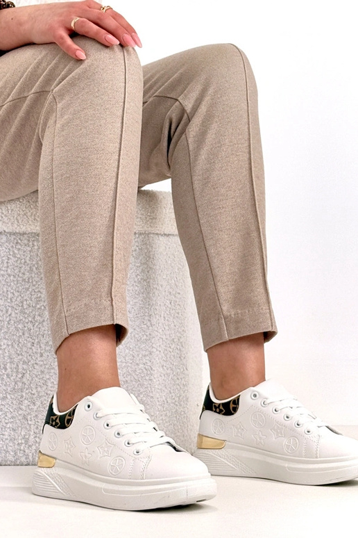 Baskets blanches avec perforations...