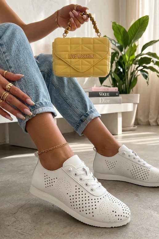 Baskets sportives ajourées blanches...