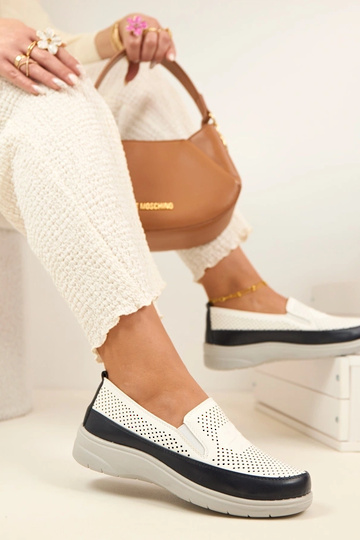 Mocassins ajourés blancs et bleu marine Aurelle