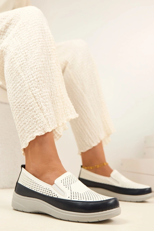 Mocassins ajourés blancs et bleu...