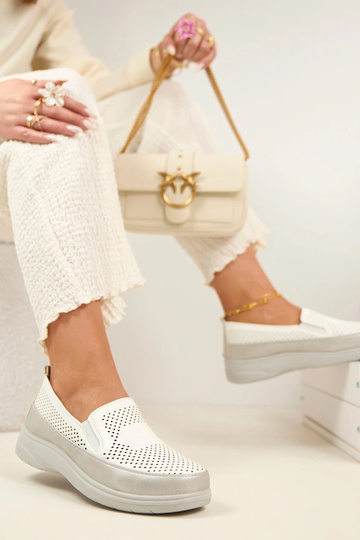 Mocassins ajourés blancs et...