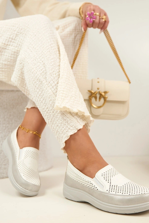 Mocassins ajourés blancs et argentés...