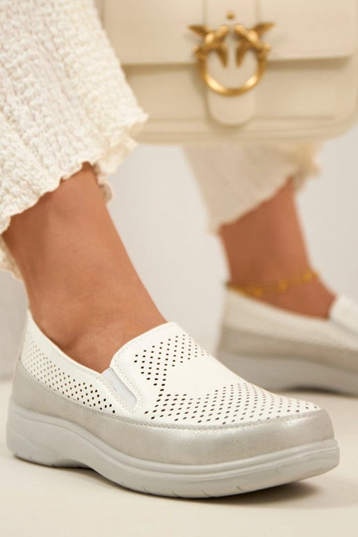 Mocassins ajourés blancs et argentés...