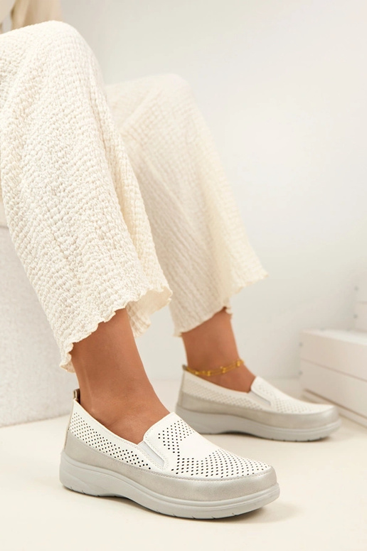 Mocassins ajourés blancs et argentés...