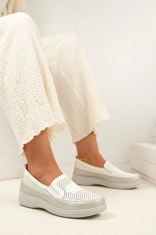 Mocassins ajourés blancs et argentés...