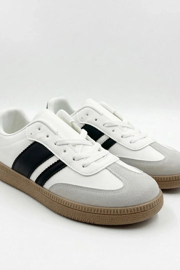 Baskets de sport blanches...