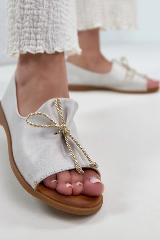 Ballerines en cuir gris à bout ouvert...