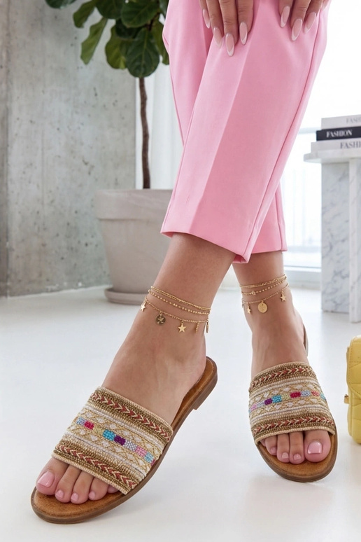 Chaussons sable ornés d'un détail...