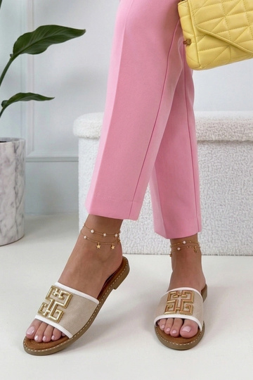 Chaussons blancs ornés d'une pince dorée Juliette 2