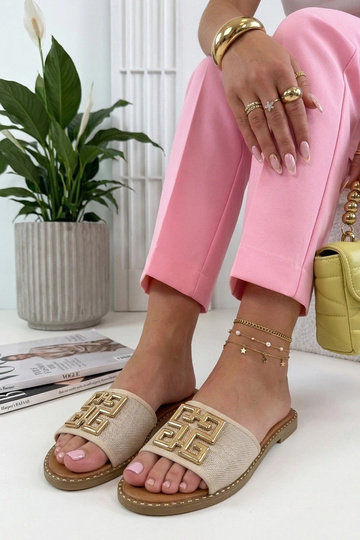 Chaussons sable ornés d'une...