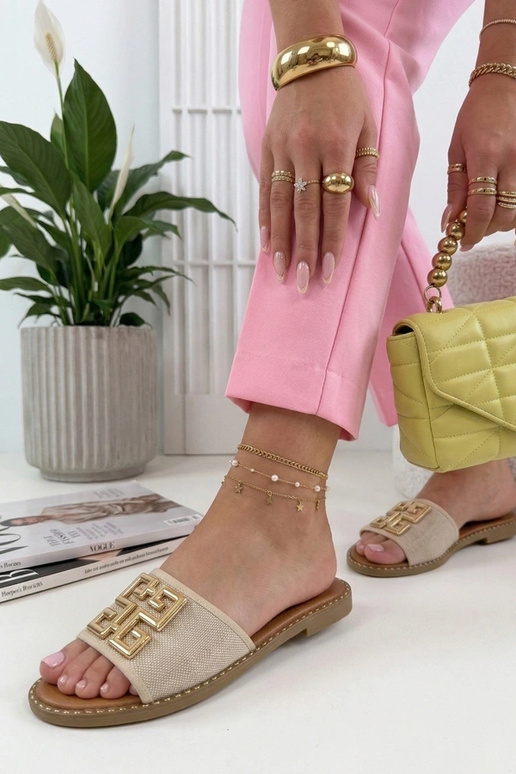 Chaussons sable ornés d'une pince...