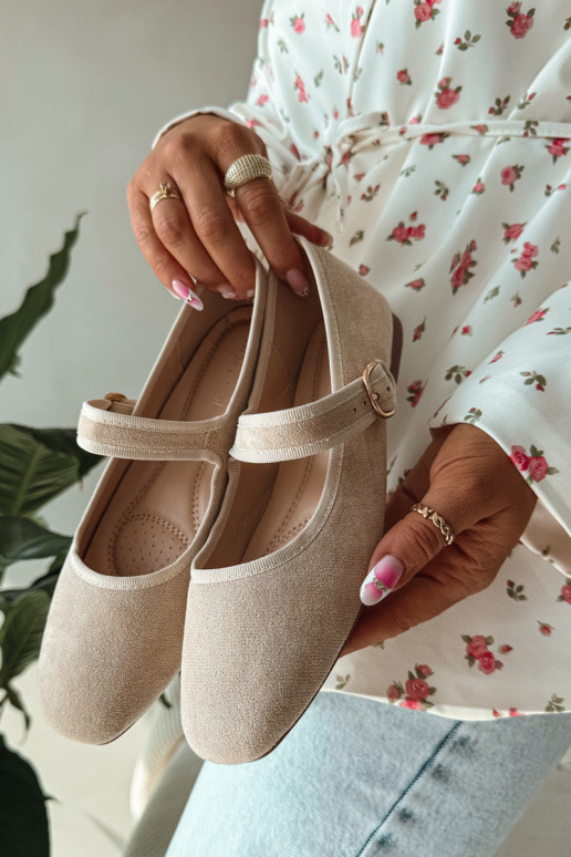 Ballerines avec des sangles I Złotą avec boucles couleur ivoire Kelisa