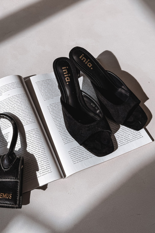 Pantoufles pour femmes Activé Smukłym Obcasie couleur noire Revina