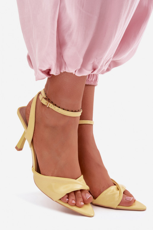 Sandales pour femmes avec des talons fins en cuir écologique couleur jaune Sedira