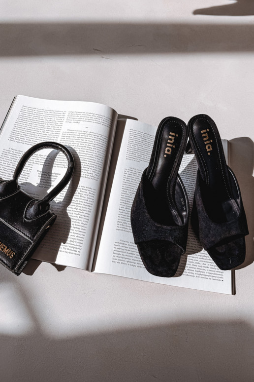 Pantoufles pour femmes Activé Smukłym Obcasie couleur noire Revina