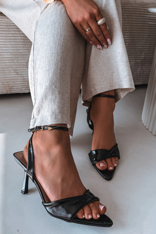 Sandales pour femmes avec des talons fins en cuir écologique couleur noire Sedira