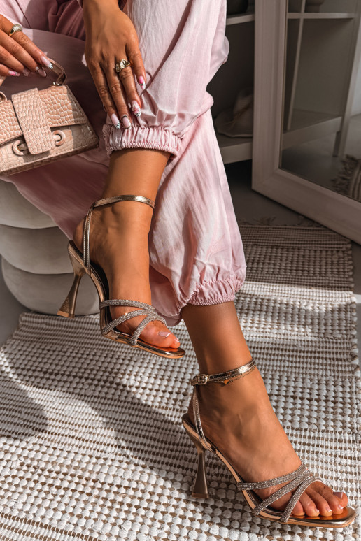 Sandales pour femmes avec des talons Ze Zdobionymi Paskami Szampańskie Gedira