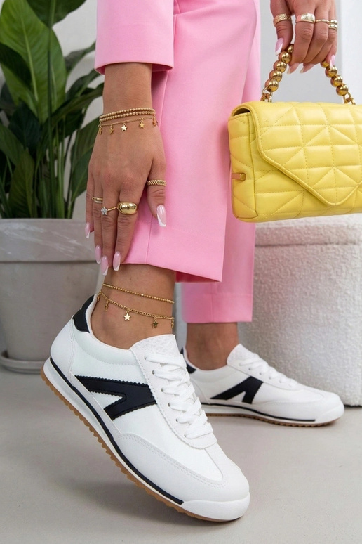 Baskets blanches avec éléments noirs...