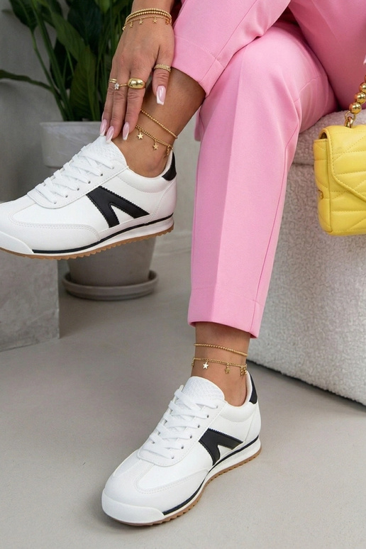 Baskets blanches avec éléments noirs...