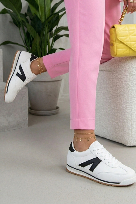 Baskets blanches avec éléments noirs...