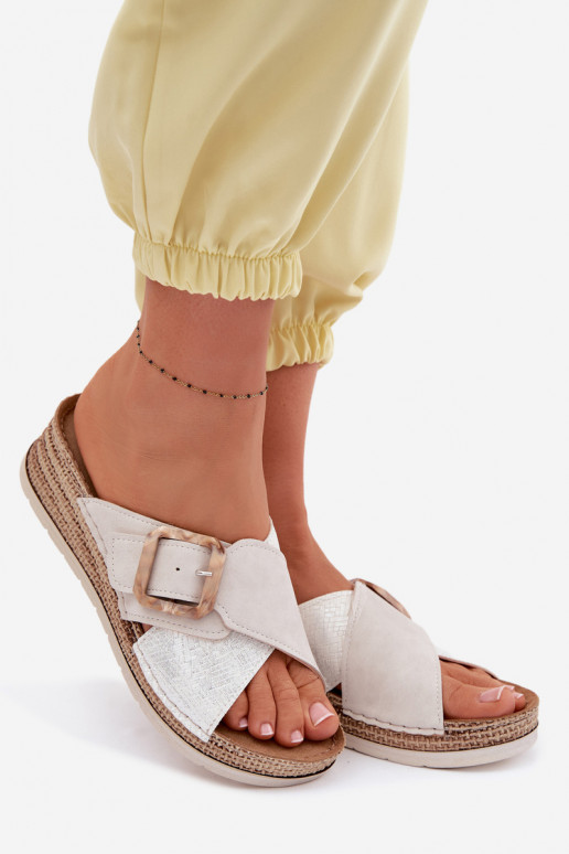 Pantoufles pour femmes avec une plateforme décorer avec boucles Inblu RV000012 couleur ivoire