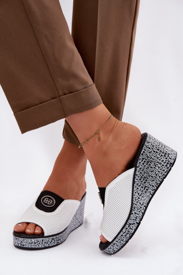 Pantoufles en cuir avec une plateforme avec des ornements S.Barski LR61-7011 couleur blanche