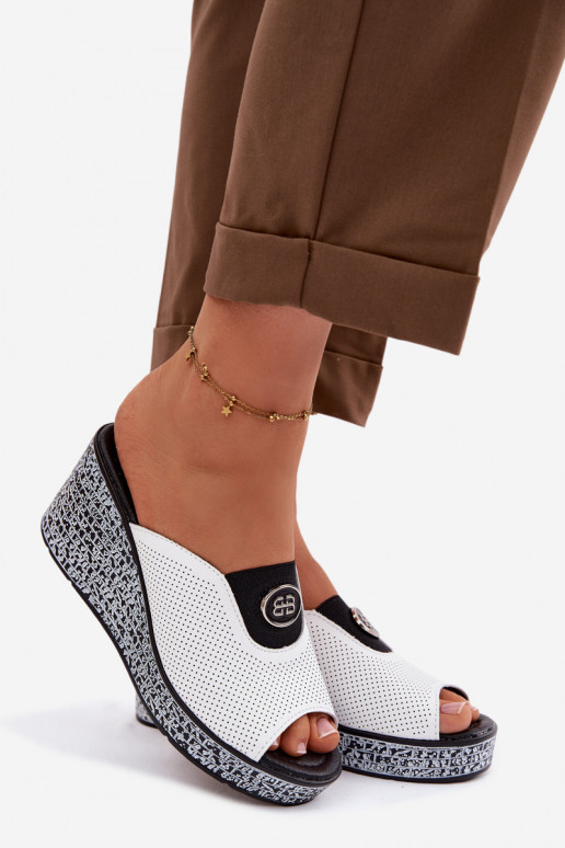 Pantoufles en cuir avec une plateforme avec des ornements S.Barski LR61-7011 couleur blanche