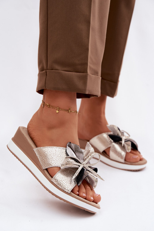 Pantoufles en cuir avec une plateformeDekoracyjnym Une fleur S.Barski GR61-5989 couleur dorée