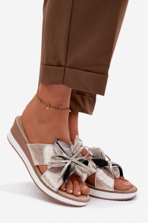 Pantoufles en cuir avec une plateformeDekoracyjnym Une fleur S.Barski GR61-5989 couleur dorée