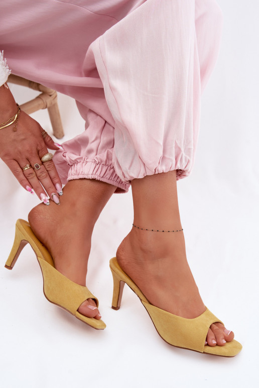 Pantoufles pour femmes Activé Smukłym Obcasie couleur jaune Revina
