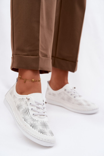 Peau avec des éléments ajourés chaussures Féminin S.Barski LR61-7083 couleur blanche