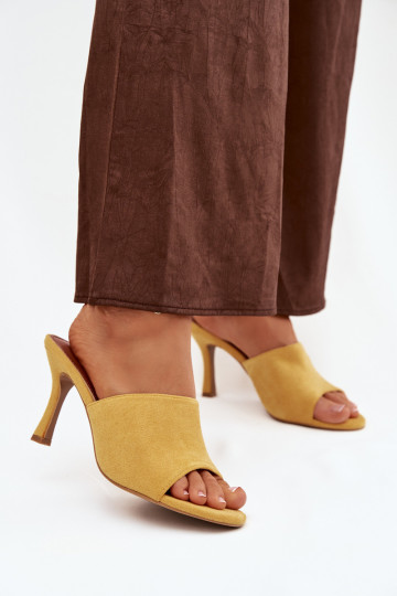 Pantoufles pour femmes avec des talons finsen daim écologiqueu couleur jaune Isolia