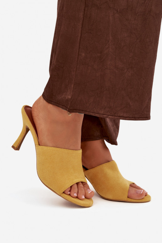 Pantoufles pour femmes avec des talons finsen daim écologiqueu couleur jaune Isolia