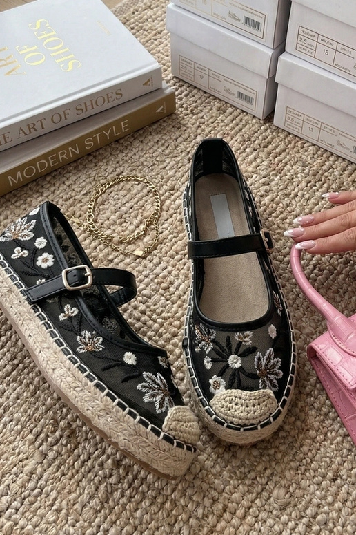Espadrilles noires ornées de fleurs...