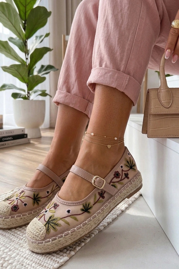 Espadrilles roses ornées de...