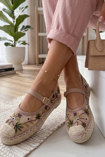 Espadrilles roses ornées de... 2