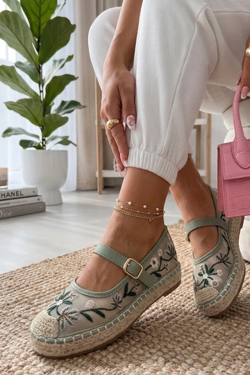 Espadrilles vertes ornées...
